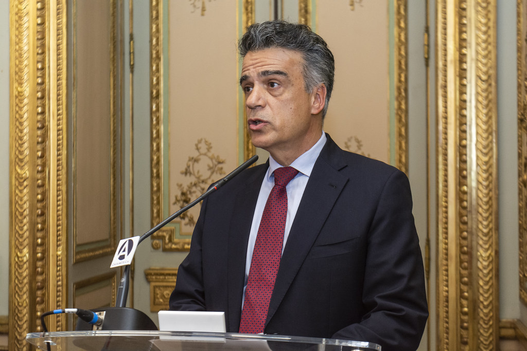 Vous cherchez à joindre le Bourgmestre de Saint-Josse pour lui envoyer une invitation ?  Peut-on contacter Emir Kir par téléphone ? 