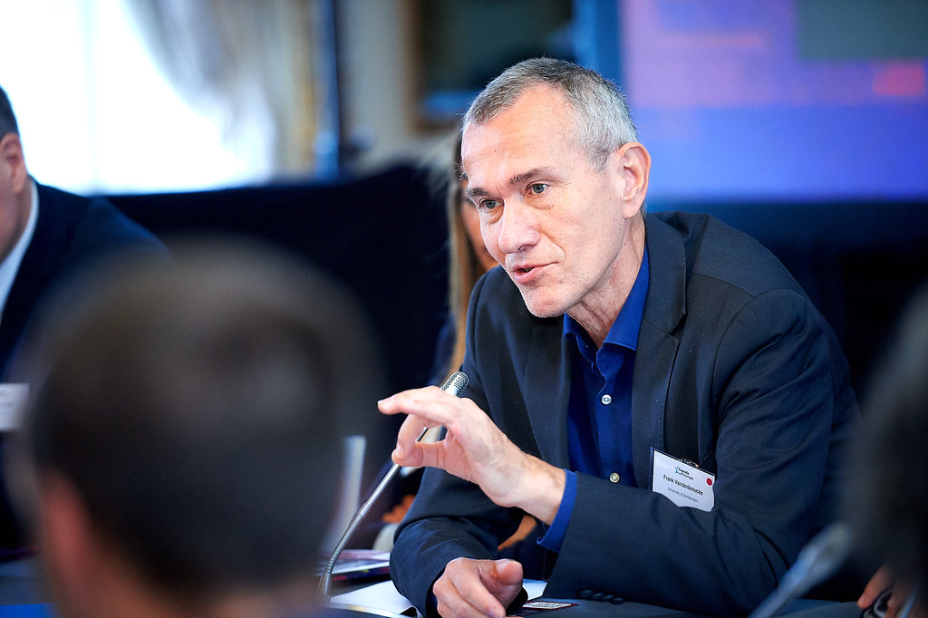Comment envoyer une invitation à Frank Vandenbroucke pour assister à un événement ? Peut-on contacter le Vice-Premier ministre par téléphone ?