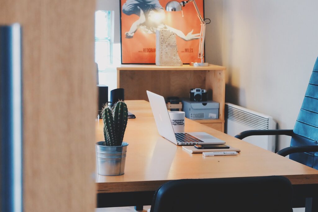 Entrer en communication avec le service client E-commerce pour des acteurs essentiels du secteur du mobilier de bureau en Belgique